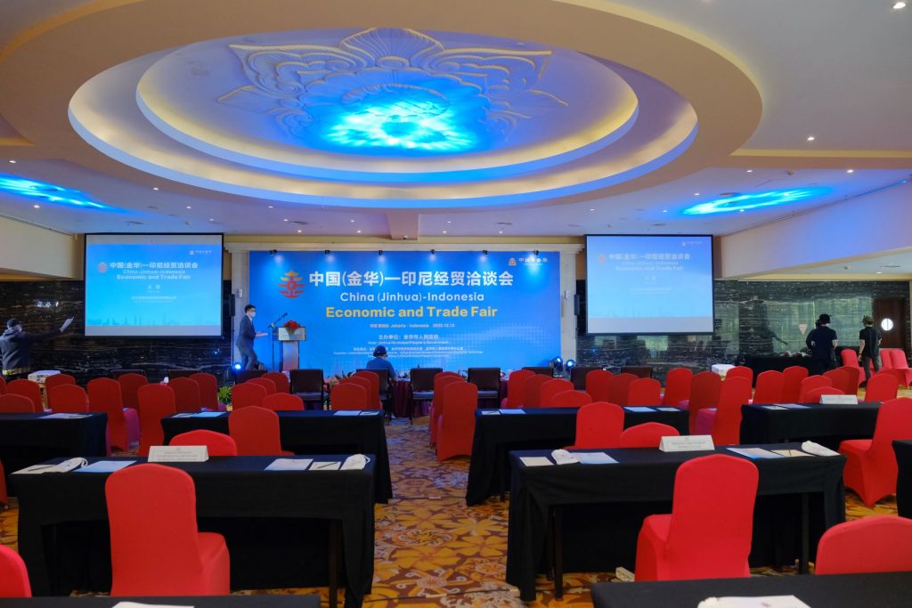会议现场主屏与两侧显示画面